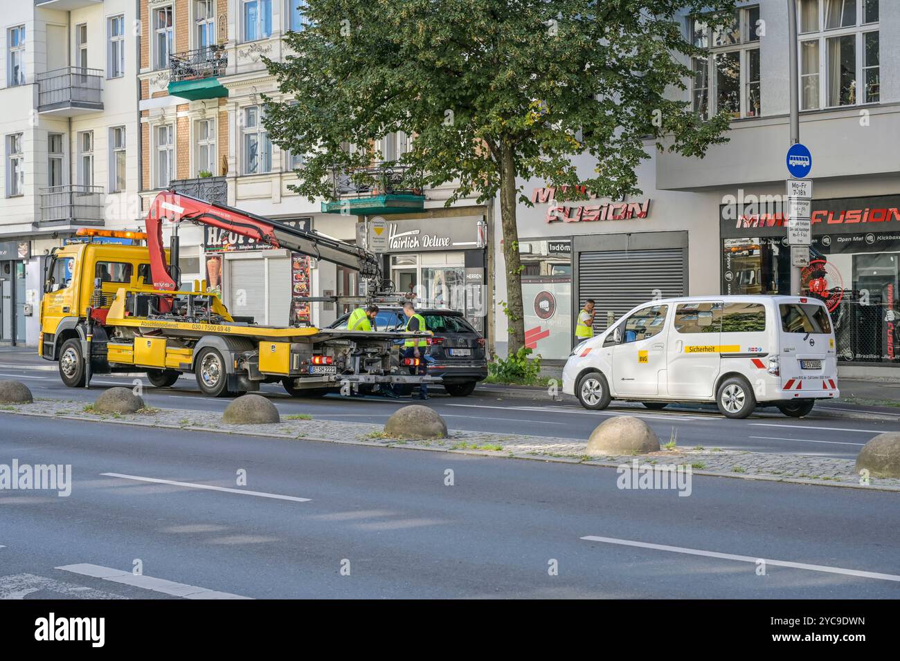 BVG allontana le auto parcheggiate illegalmente nella corsia degli autobus, Hauptstraße, Schöneberg, Tempelhof-Schöneberg, Berlino, Germania, BVG schleppt Falschparker auf der Foto Stock