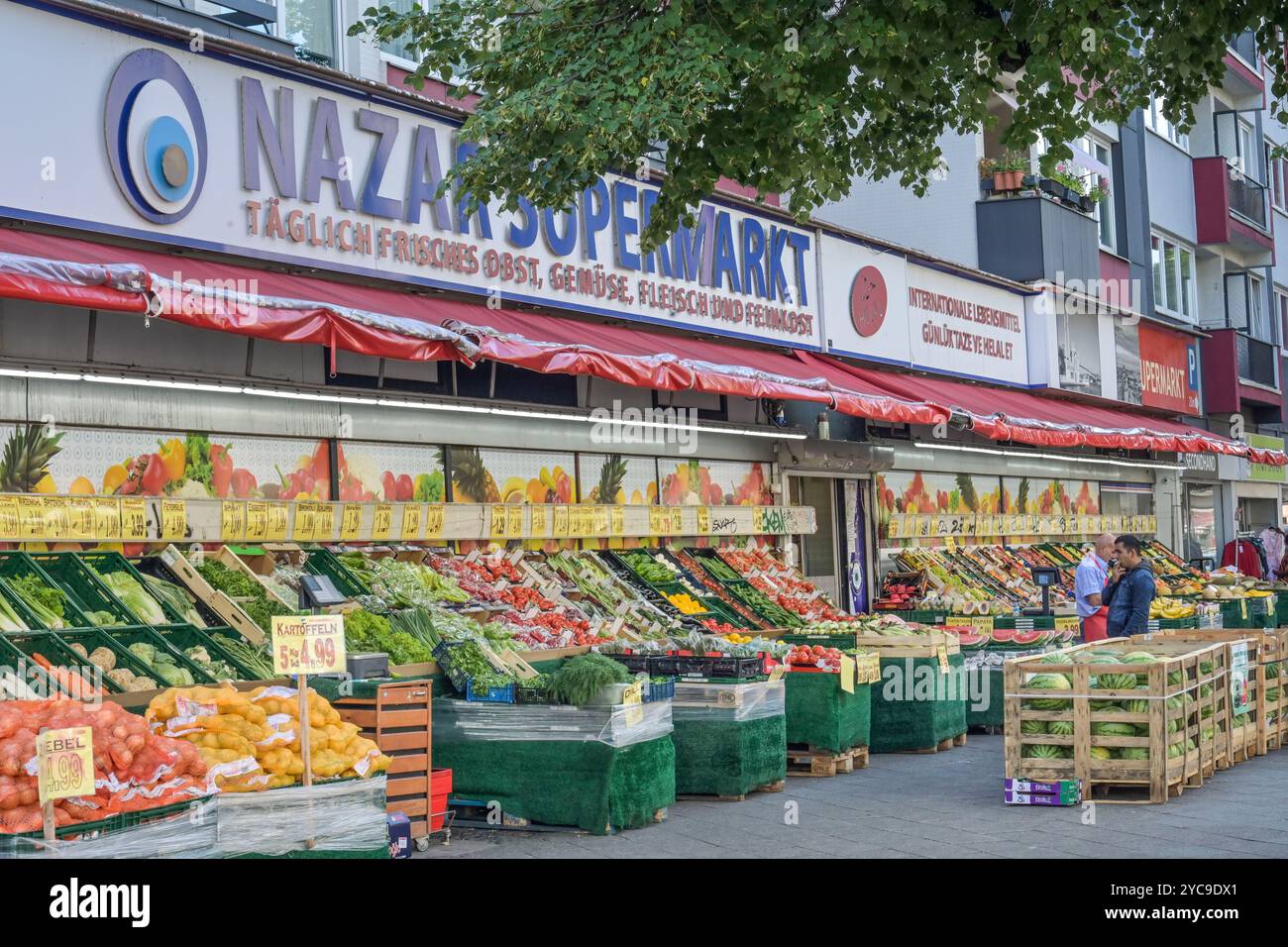 Supermercato turco con frutta e verdura, Potsdamer Straße, Schöneberg, Tempelhof-Schöneberg, Berlino, Germania, Türkischer Supermarkt mit Obst und Foto Stock