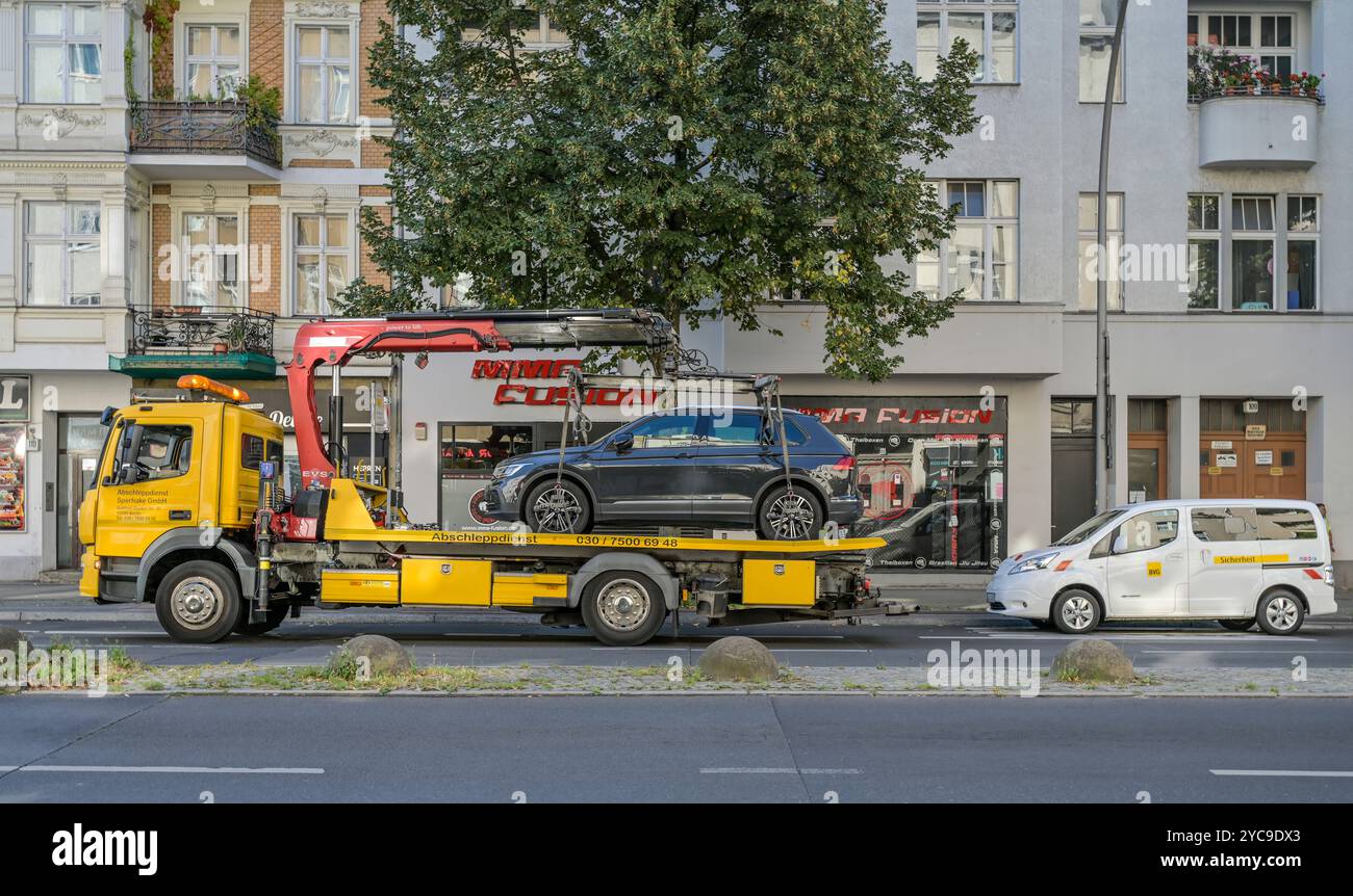 BVG allontana le auto parcheggiate illegalmente nella corsia degli autobus, Hauptstraße, Schöneberg, Tempelhof-Schöneberg, Berlino, Germania, BVG schleppt Falschparker auf der Foto Stock