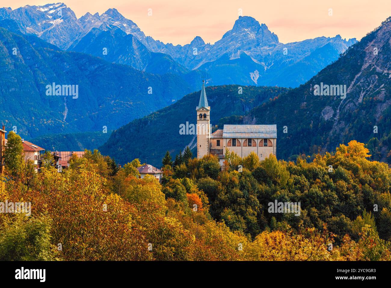 L'autunno e l'autunno sono pieni di colori in Valle di Cadore, in provincia di Belluno, nelle Dolomiti, nell'Italia settentrionale. E sulle rovine di un castello o Foto Stock