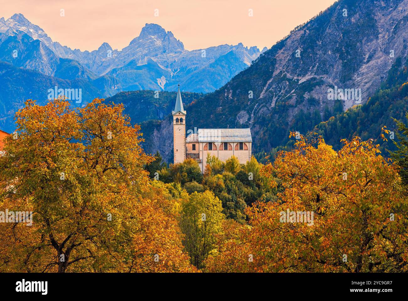 L'autunno e l'autunno sono pieni di colori in Valle di Cadore, in provincia di Belluno, nelle Dolomiti, nell'Italia settentrionale. E sulle rovine di un castello o Foto Stock