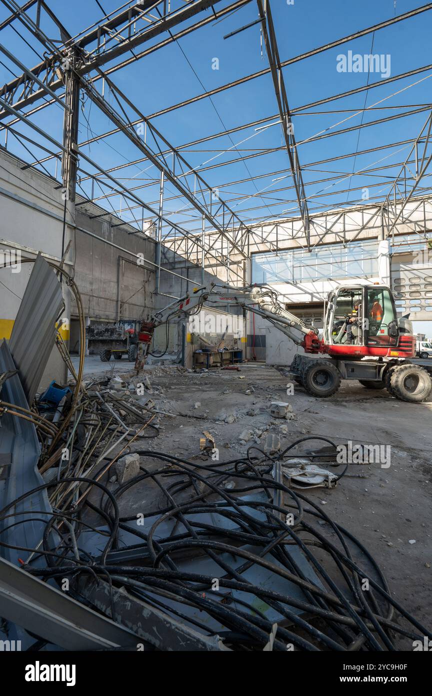 Ristrutturazione di un edificio industriale: Decostruzione e ricostruzione di un edificio industriale *** didascalia locale *** Foto Stock