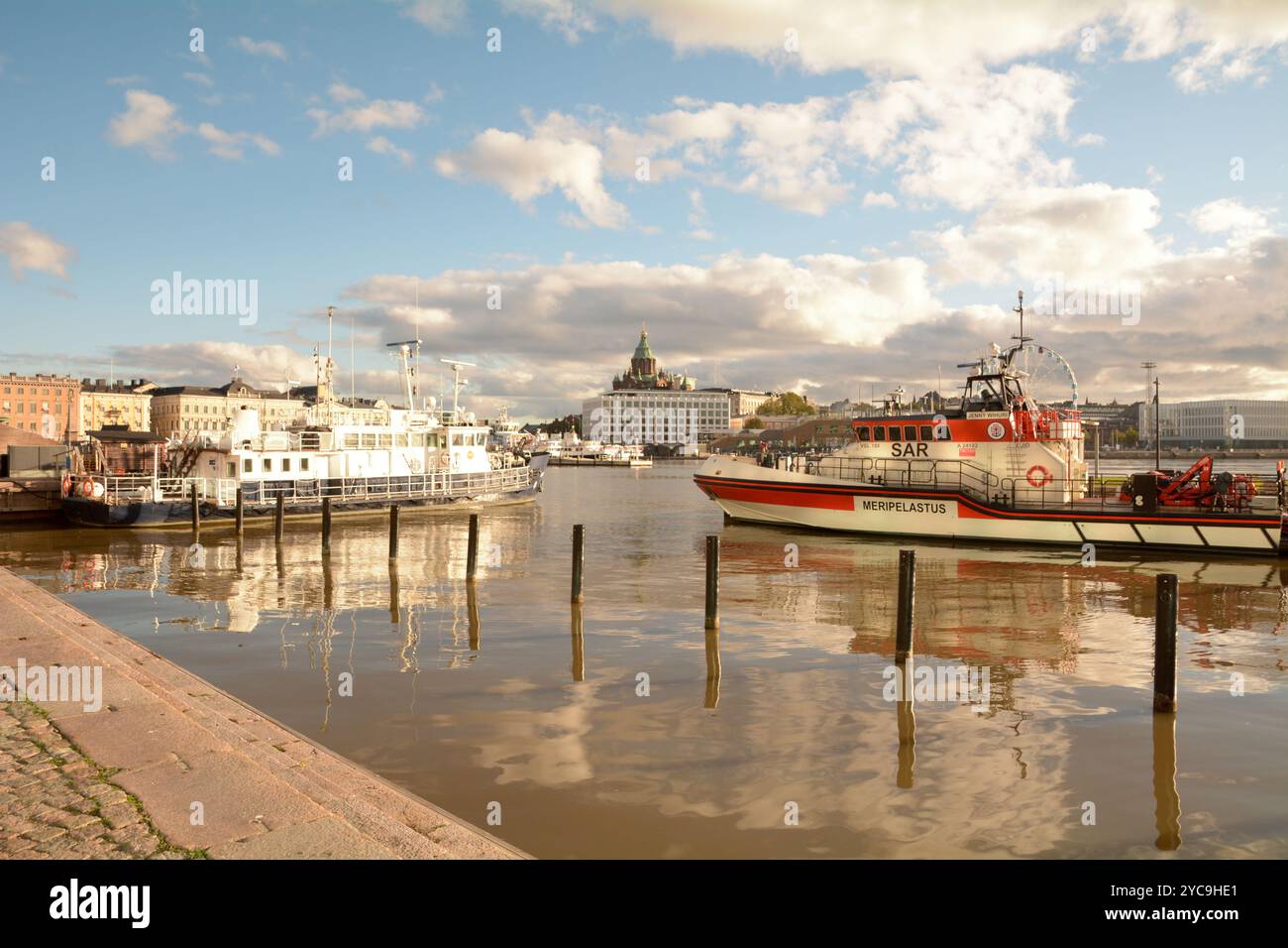 Il paesaggio urbano di South Harbour a Helsinki, in Finlandia, con la Cattedrale di Uspenski e la ruota panoramica Foto Stock