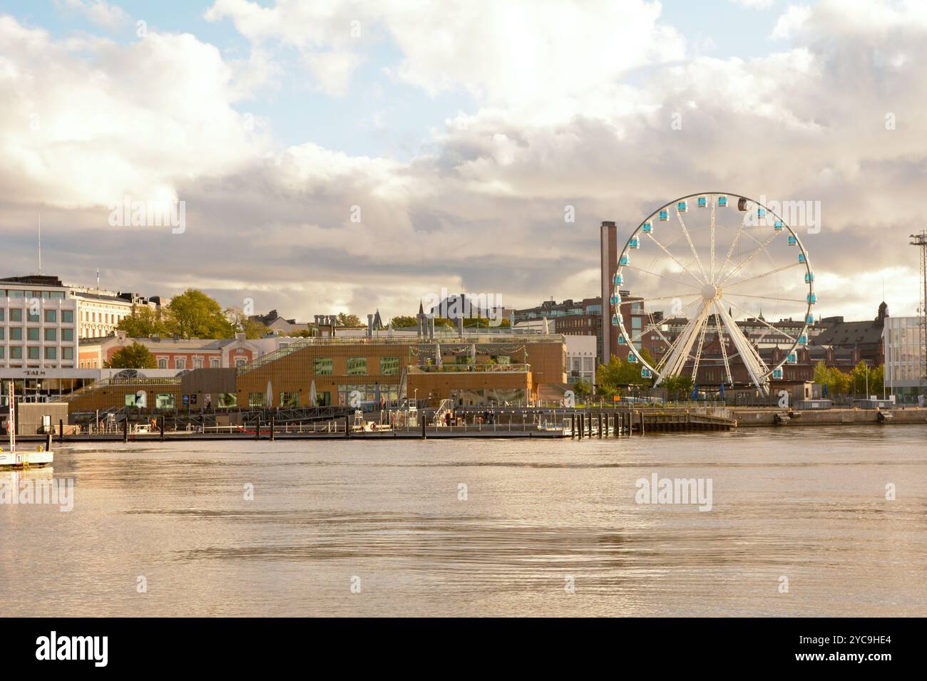 Il paesaggio urbano di South Harbour a Helsinki in Finlandia con piscina sul mare Allas (piscina e sauna) e la ruota panoramica Foto Stock