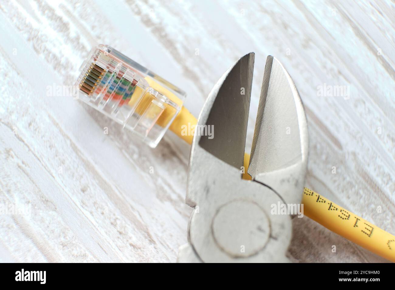 cavi per linea telefonica o internet e crimpatrice. Concetto di supporto o amministratore per la risoluzione dei problemi di rete. Concetto di connessione a Internet Foto Stock