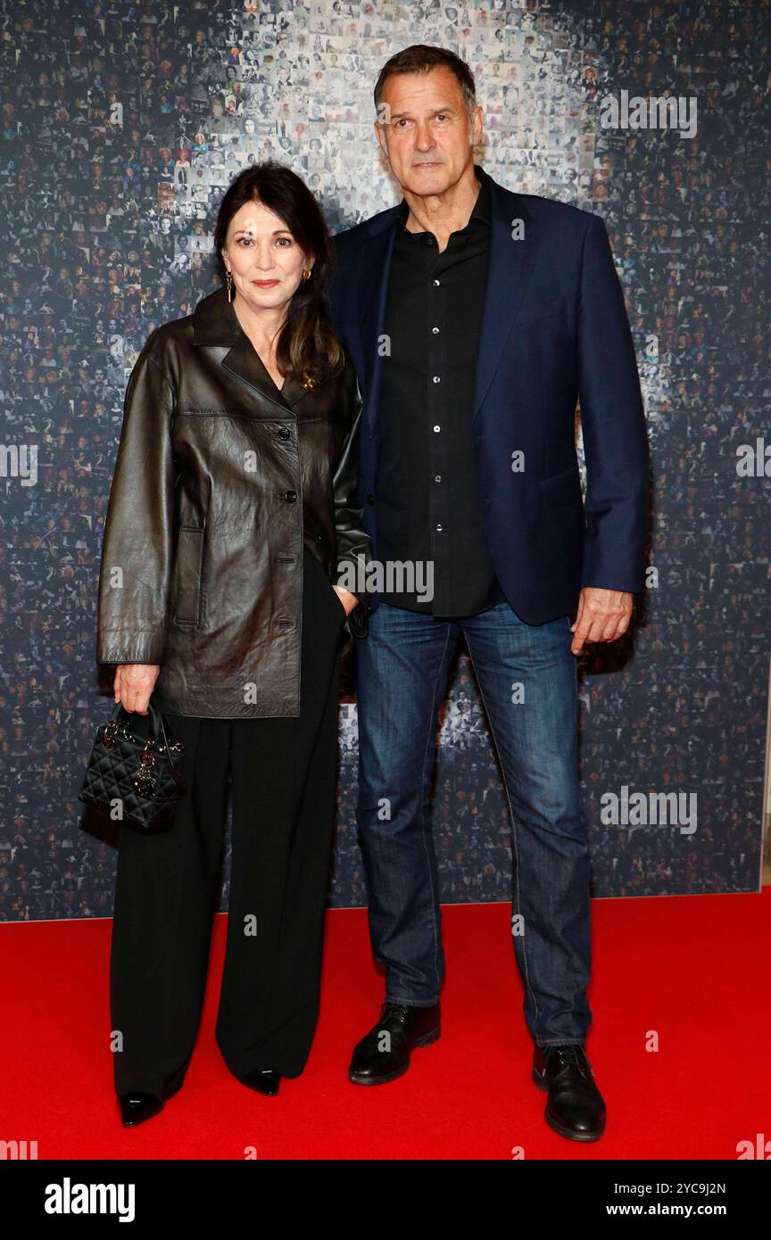 Iris Berben mit Partner Heiko Kiesow bei der Premiere des Dokumentarfilms Riefenstahl im Delphi-Filmpalast am Zoo. Berlino, 21.10.2024 *** Iris Berben con il partner Heiko Kiesow alla prima del documentario Riefenstahl al Delphi Filmpalast am Zoo Berlin, 21 10 2024 foto:XA.xBuggex/xFuturexImagex riefenstahl 4250 Foto Stock