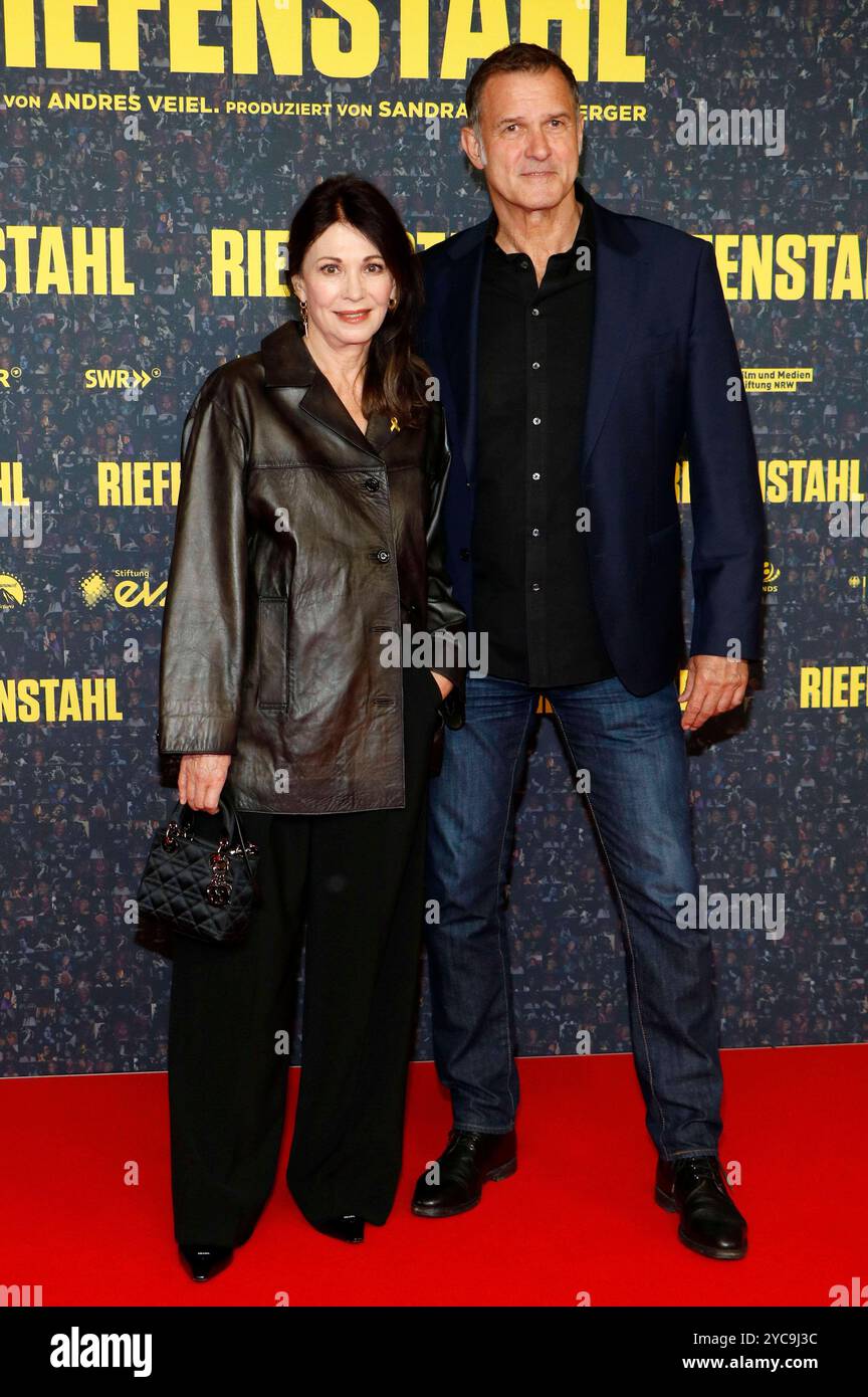 Iris Berben mit Partner Heiko Kiesow bei der Premiere des Dokumentarfilms Riefenstahl im Delphi-Filmpalast am Zoo. Berlino, 21.10.2024 *** Iris Berben con il partner Heiko Kiesow alla prima del documentario Riefenstahl al Delphi Filmpalast am Zoo Berlin, 21 10 2024 foto:XA.xBuggex/xFuturexImagex riefenstahl 4248 Foto Stock