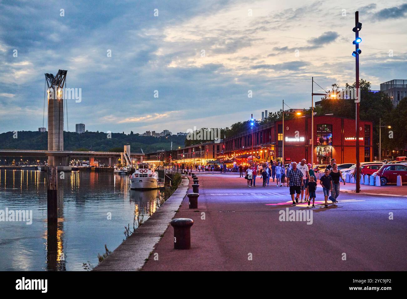 Rouen (Francia settentrionale): Atmosfera serale sulle rive della Senna. Turisti che passeggiano lungo le banchine all'Hangar 9 *** didascalia locale * Foto Stock