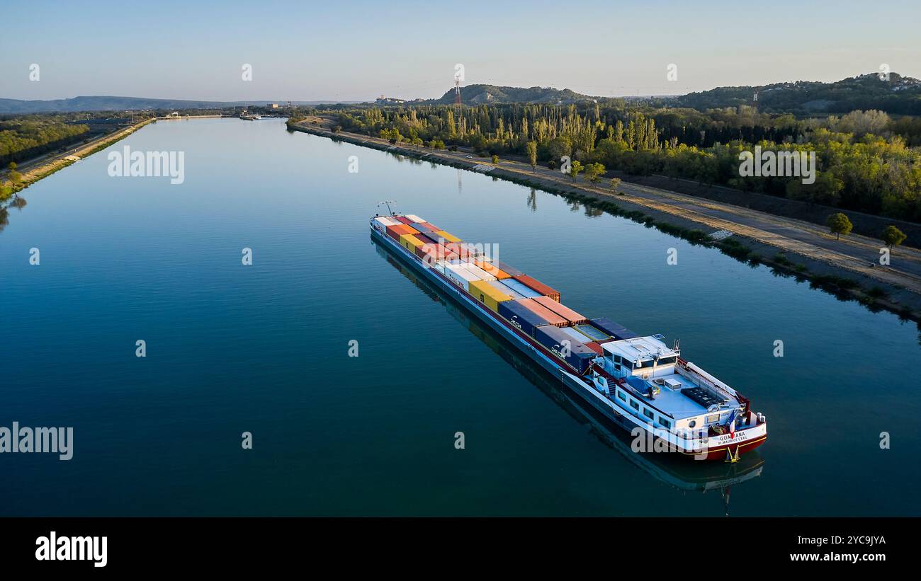 Vallabrègues (Francia sud-orientale): Veduta aerea della nave portacontainer Guadiana sul fiume Rodano *** didascalia locale *** Foto Stock