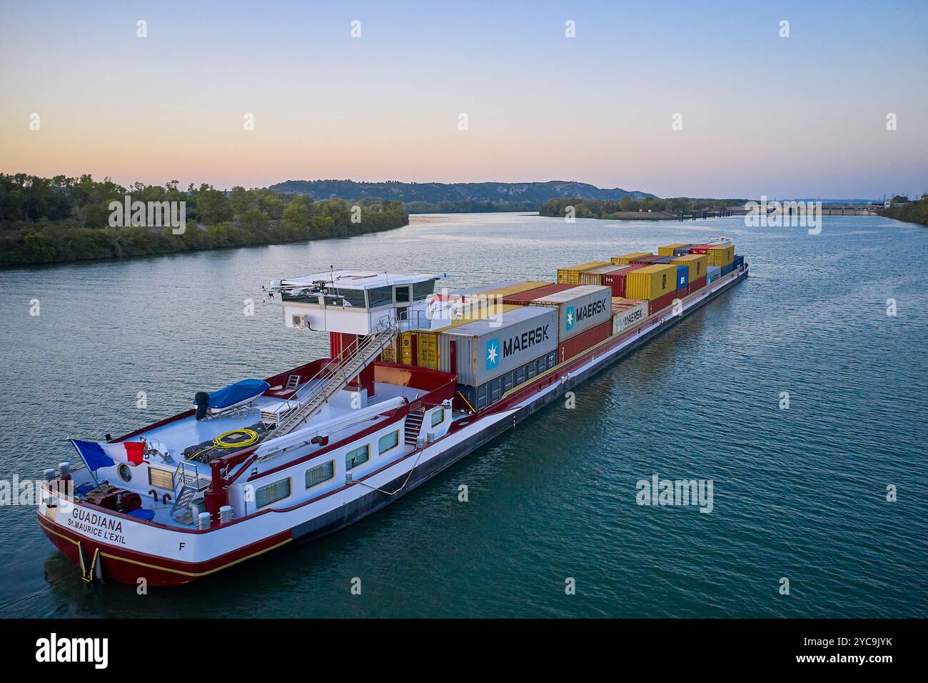 Chiatta, nave portacontainer le Guardiana sul fiume Rhône, paesaggio della Valle del Rodano *** didascalia locale *** Foto Stock