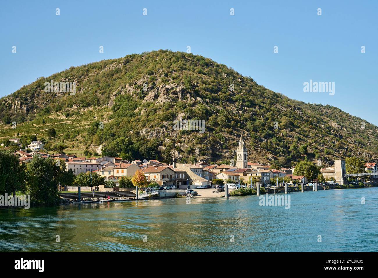 Andance (Francia sud-orientale): Vista del villaggio sulle rive del fiume Rhône *** didascalia locale *** Foto Stock