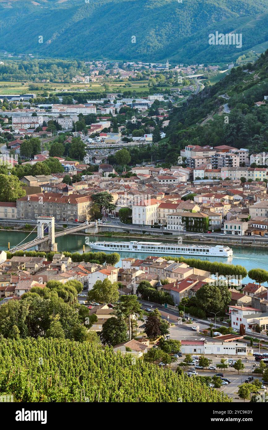Tain-l'Hermitage (Francia sud-orientale): Veduta delle rive del Rodano e delle città di Tain-l'Hermitage e Tournon-sur-Rhône. Bar per crociere sul fiume Foto Stock