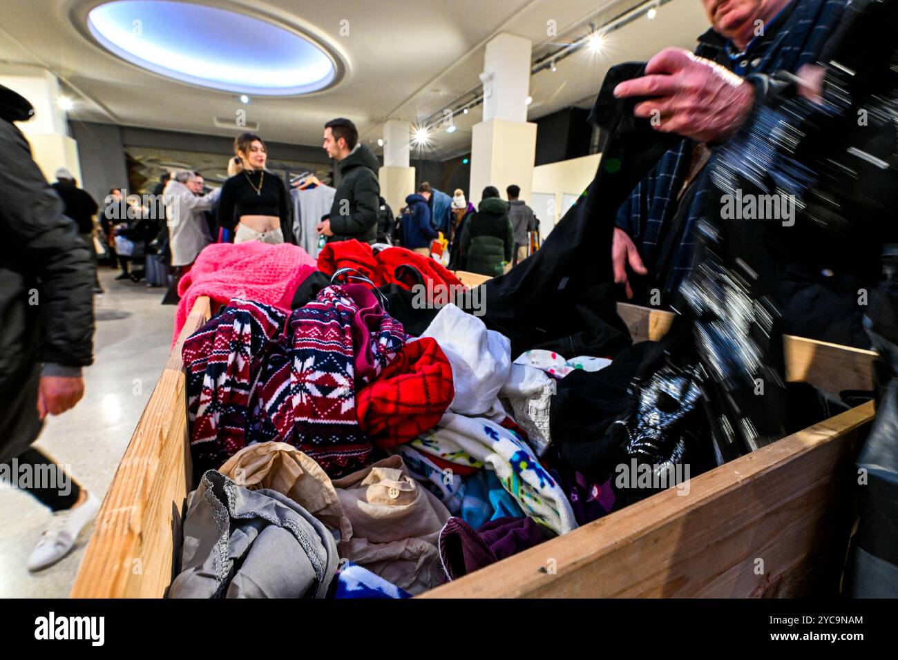 No Fast Fashion, grande negozio di articoli sportivi a la Halle aux Toiles a Rouen (Francia nord-occidentale) il 6 gennaio 2024. Vendita di jeans di seconda mano e segno indica Foto Stock