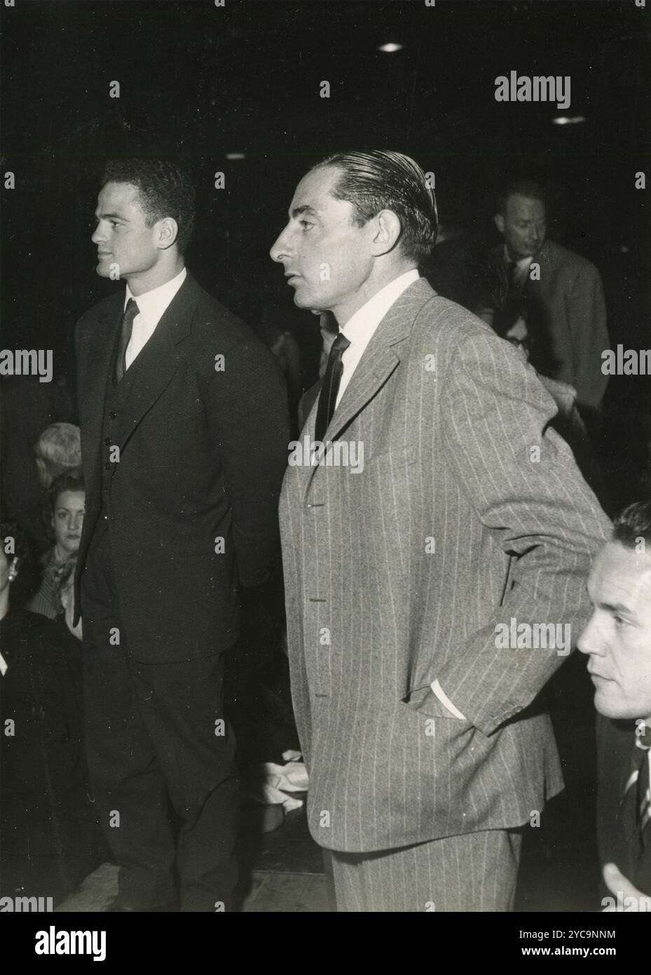 Il ciclista professionista italiano Fausto Coppi e il pugile francese Alphonse Halimi, 1957 anni Foto Stock