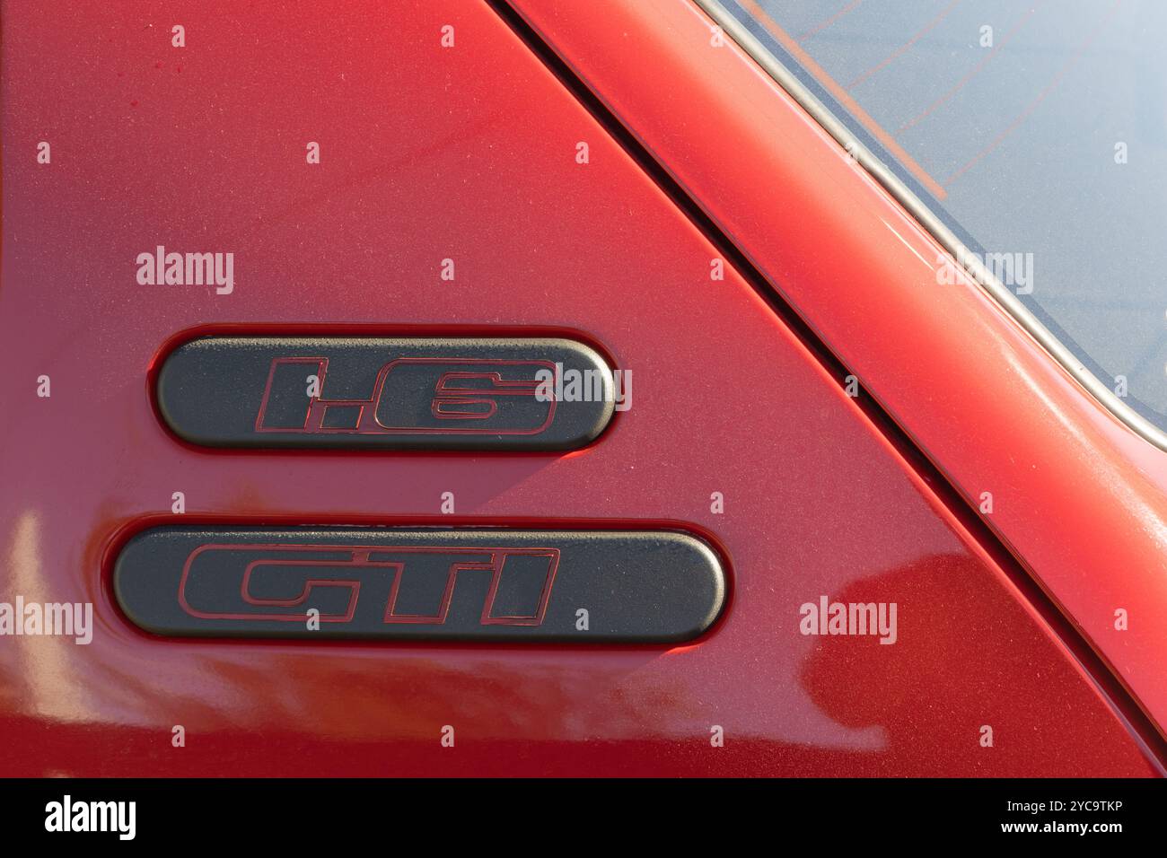Primo piano dell'iconico logo peugeot 205 gti, simbolo di prestazioni e stile automobilistici Foto Stock