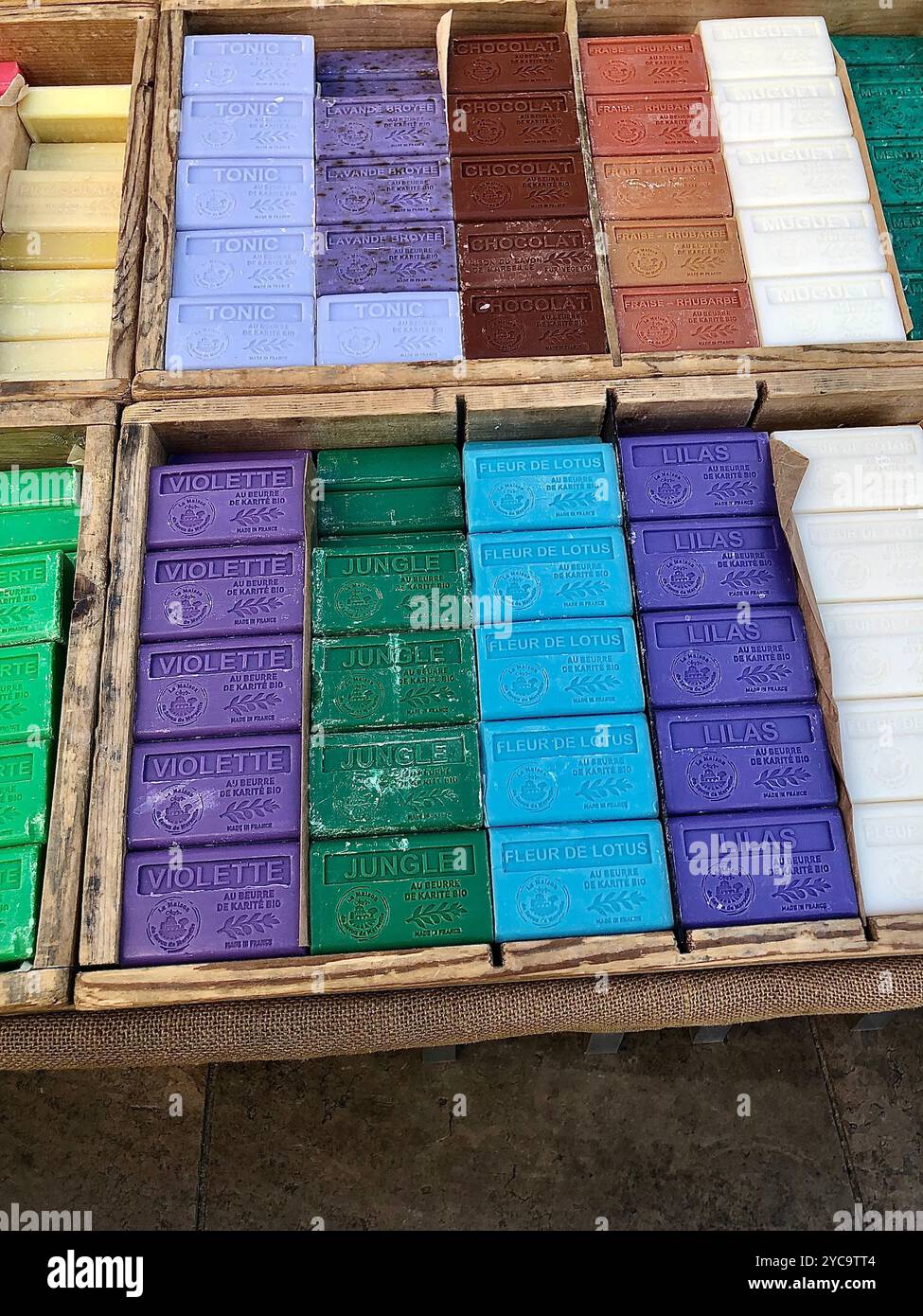 Saponette colorate in un negozio nella città francese di Valence, in Francia. Foto Stock