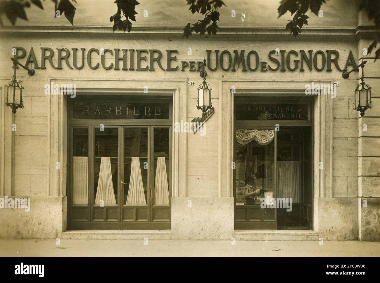 Parrucchiere Coiffeur per uomo e donna, Italia anni '1930 Foto Stock