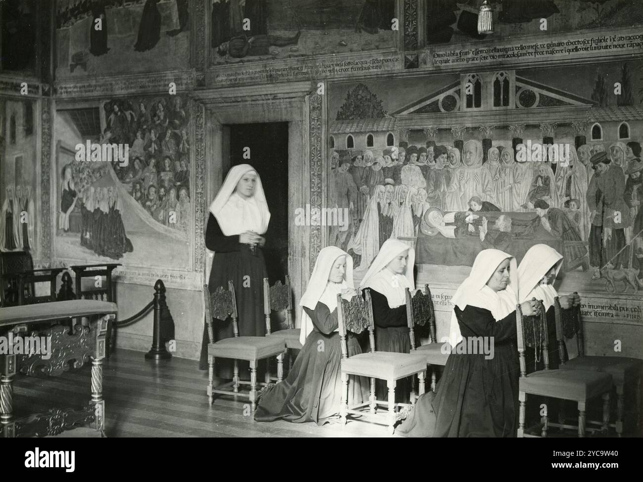 Suore del Monastero degli Oblati a Santa Francesca Romana in preghiera comune nell'oratorio antico affrescato, Roma, Italia 1930 Foto Stock