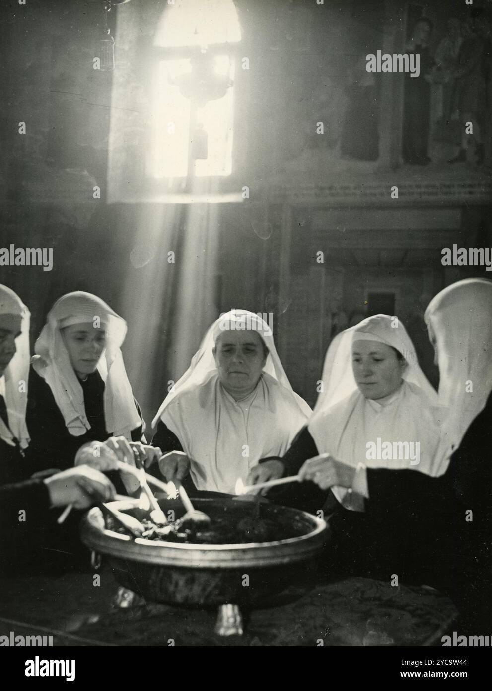 Suore del Monastero degli Oblati a Santa Francesca Romana nei rituali comuni, Roma, Italia 1930 Foto Stock