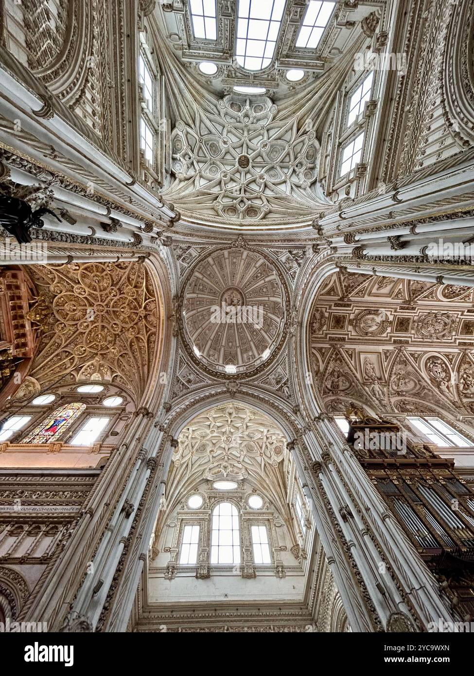 Soffitto della famosa Moschea Cattedrale di Córdoba, con vista panoramica con le sue colonne e archi in Andalusia, Spagna. Foto Stock