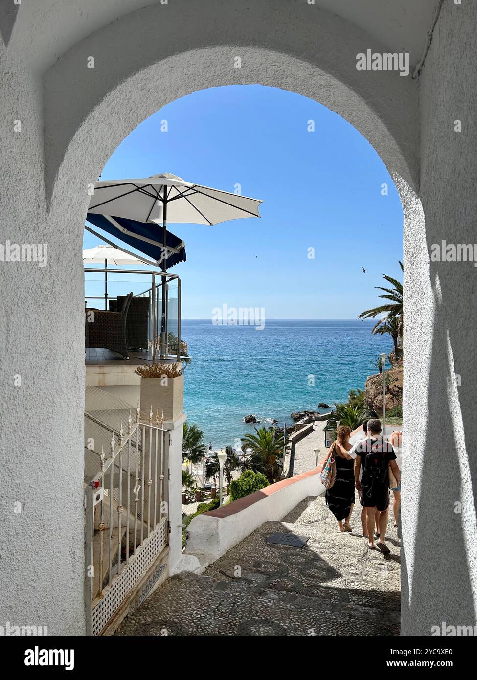 Vista sul Mar Mediterraneo da sotto un arco nella città andalusa di Nerja, Spagna. Foto Stock