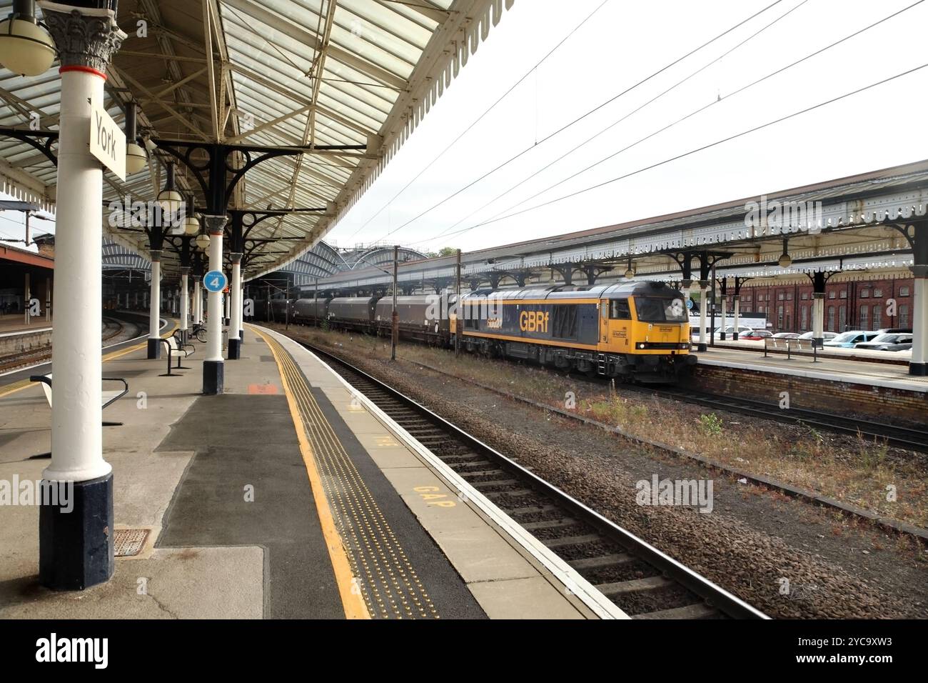 GB Railfreight Class 66 loco 60021 trasporta il 6H12 0627 Tyne Coal Terminal fino alla centrale elettrica Drax attraverso York il 14/9/24. Foto Stock