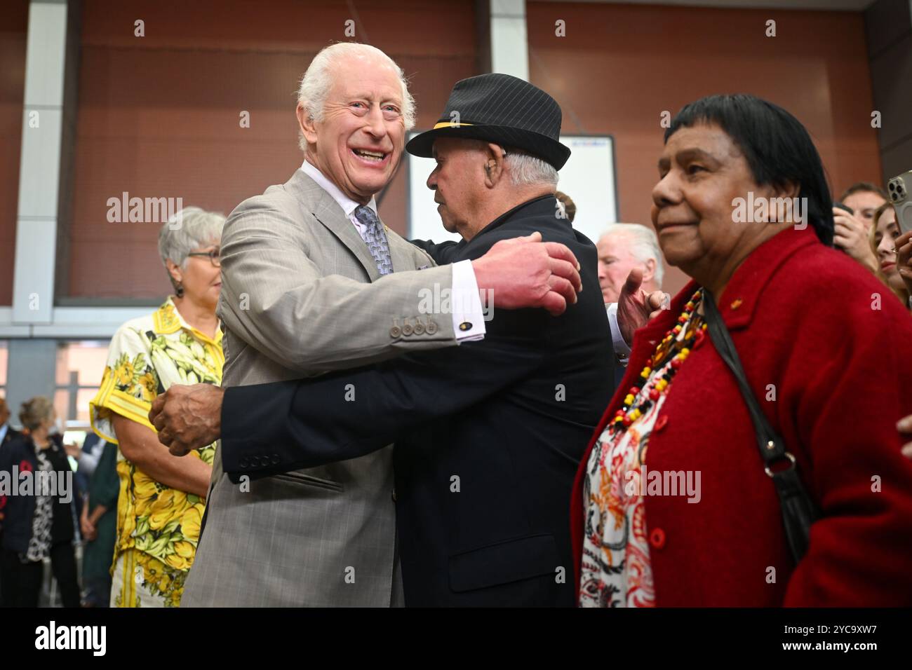 Re Carlo III incontra i membri della comunità indigena, tra cui lo zio James Michael 'Widdy' Welsh, che è stato portato via dalla sua famiglia a Coonamble, nel NSW centrale, quando aveva otto anni, durante una visita al Centro Nazionale di Eccellenza indigena a Sydney il terzo giorno della visita reale in Australia e Samoa. Data foto: Martedì 22 ottobre 2024. Foto Stock