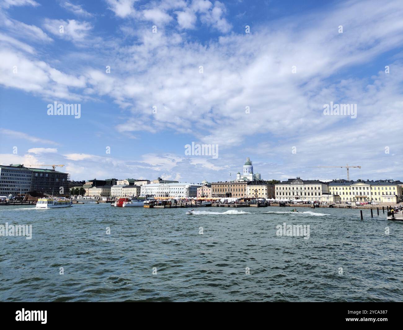 Helsinki, Finlandia - luglio 25 2024: Centro città di Helsinki, capitale della Repubblica di Finlandia, vista dal mare in estate Foto Stock