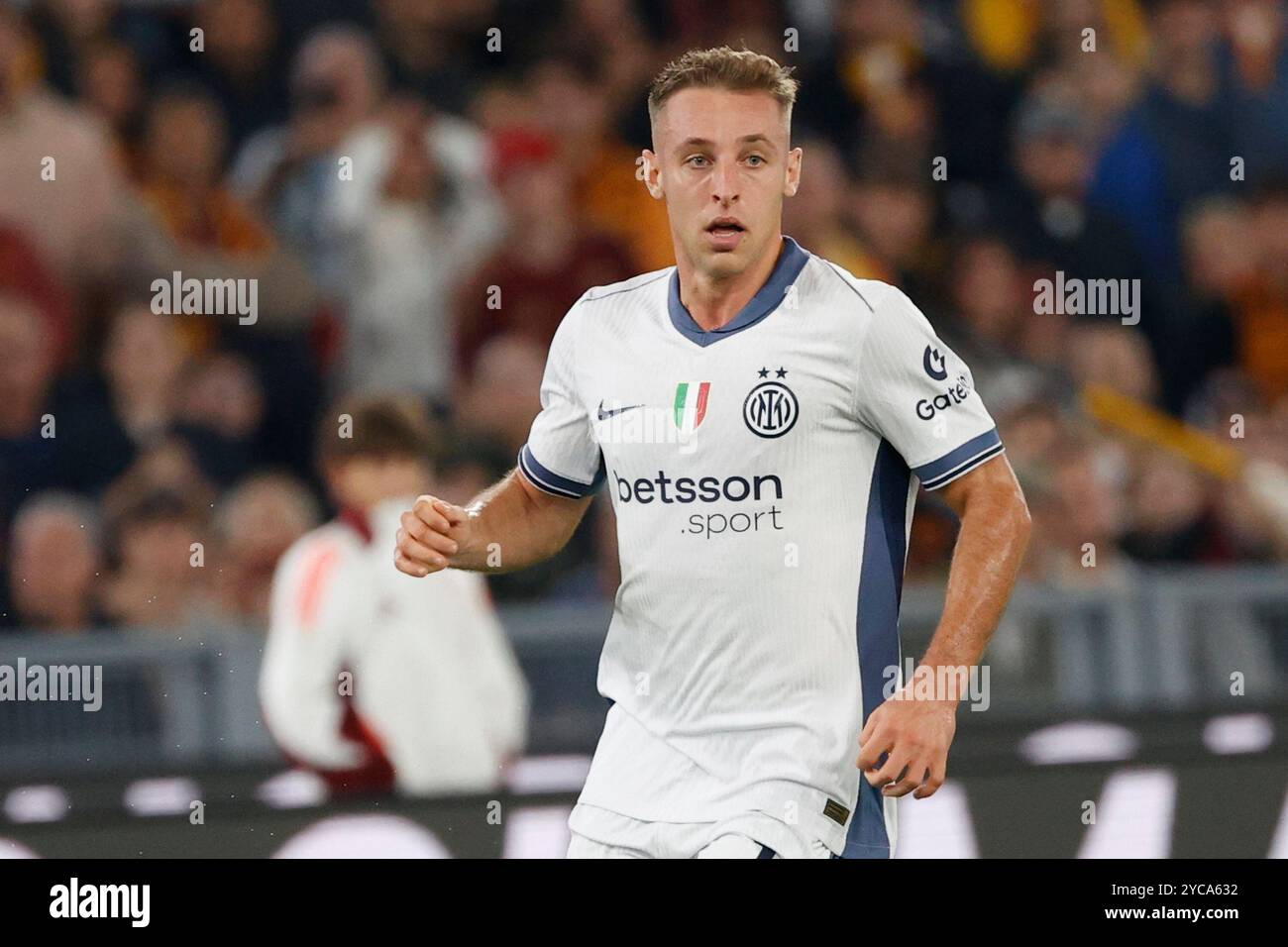 Davide Frattesi di Inter guarda durante la partita di calcio DI serie A COME Roma - Inter FC Stadio Olimpico il 20 ottobre 2024 a Roma, Italia Foto Stock