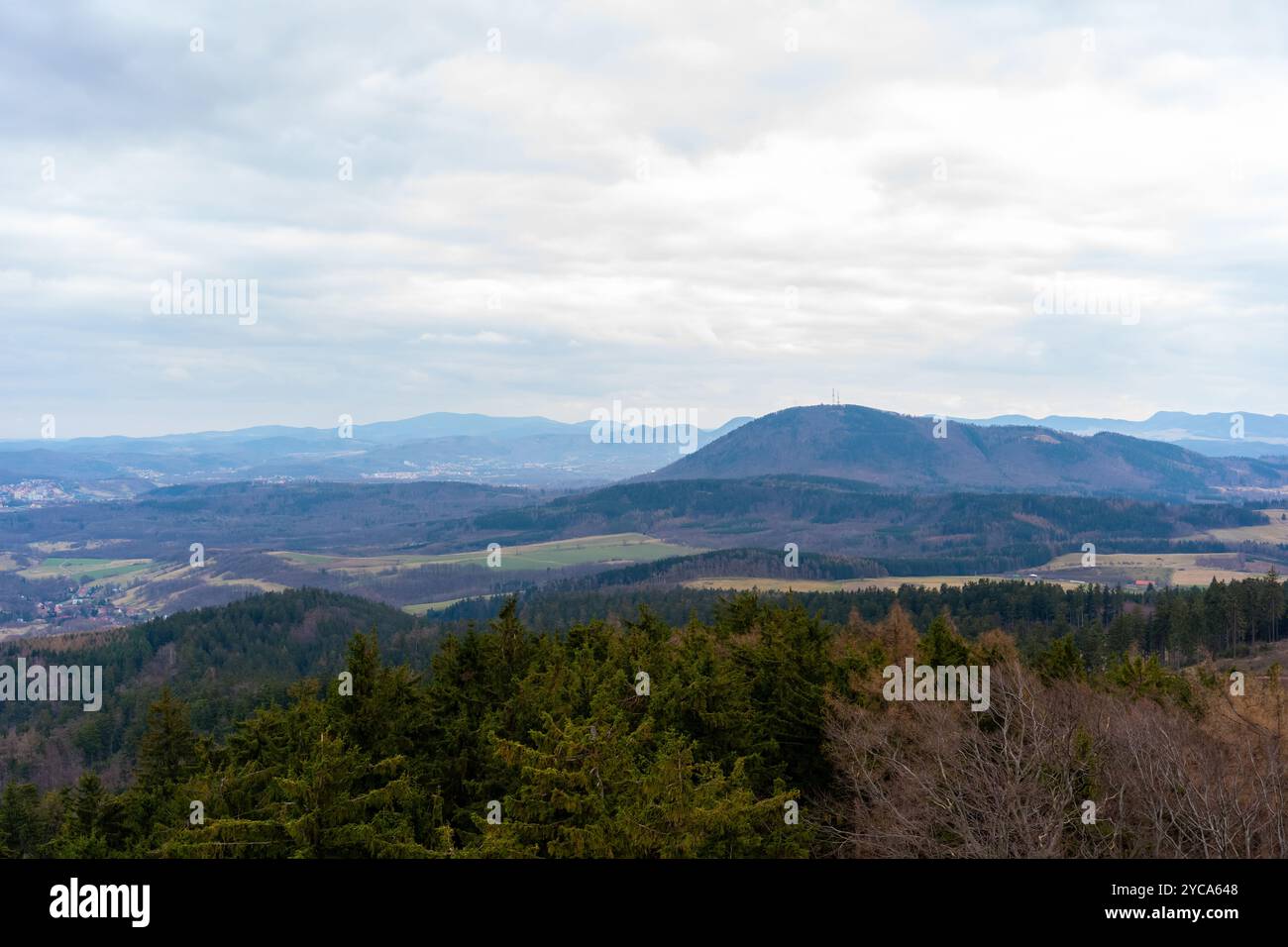 Paesaggio di montagna autunnale. Vista panoramica di un paesaggio di campagna visto da una montagna. Foto Stock