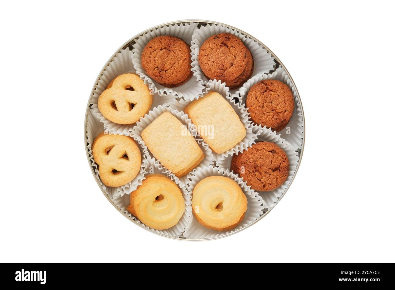 Set di biscotti in una scatola di metallo. Dolce dolce per le vacanze. Isolato su sfondo bianco. Varietà di biscotti. Vista dall'alto. Foto Stock