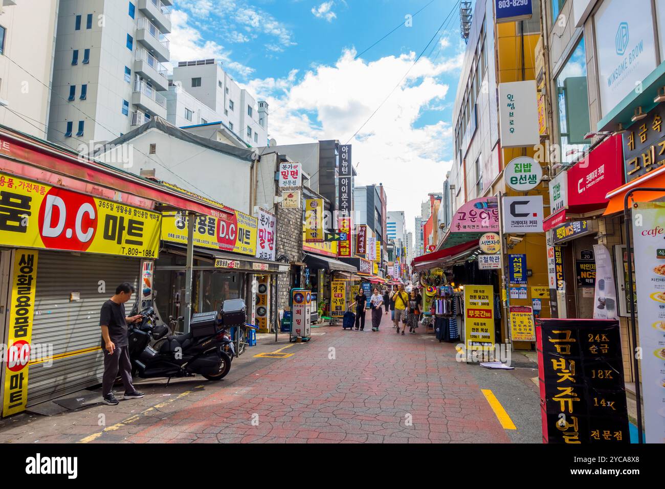 Fotografia di strada nella vivace area di Seomyeon a Busan, Corea del Sud Foto Stock