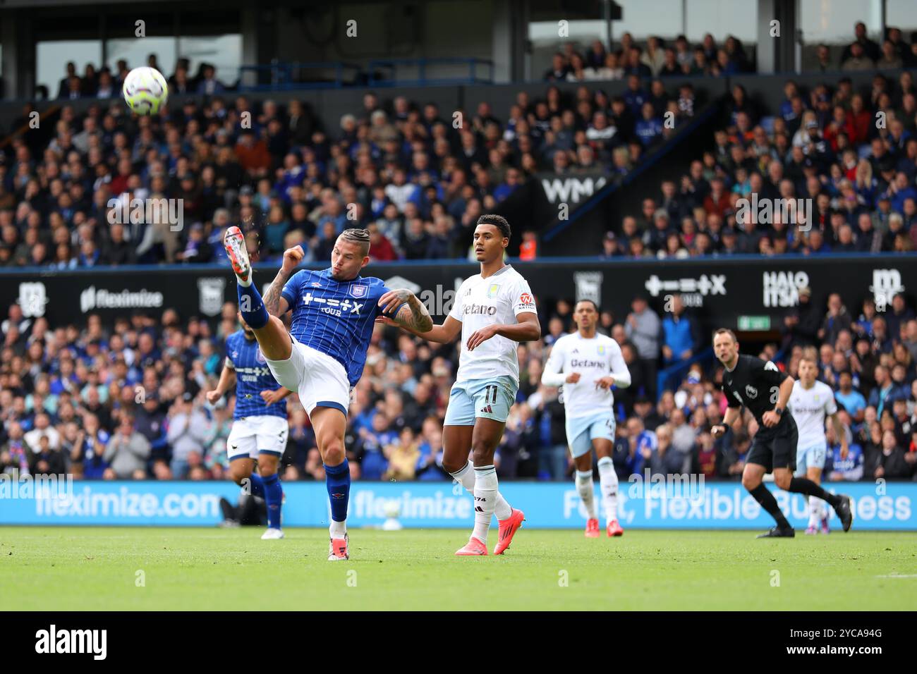 Kalvin Phillips di Ipswich Town e Ollie Watkins di Aston Villa - Ipswich Town V Aston Villa, Premier League, Portman Road, Ipswich, Regno Unito - 29 settembre 2024 solo uso editoriale - si applicano restrizioni DataCo Foto Stock