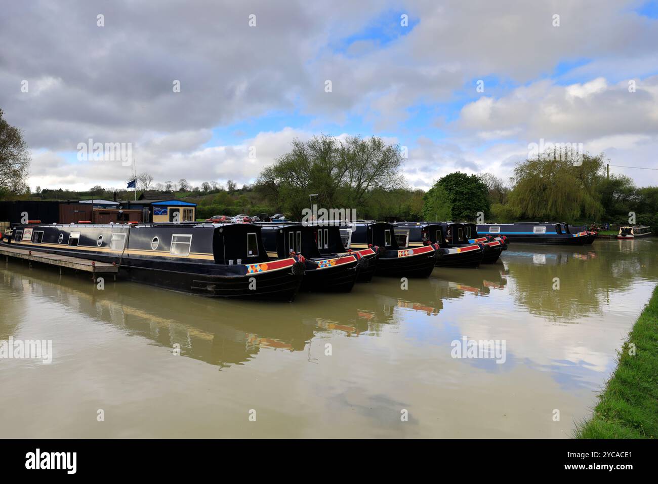 Imbarcazioni per narrowboats presso Napton Junction, Napton Marina, Stockton, Southam, Warwickshire, Inghilterra Foto Stock