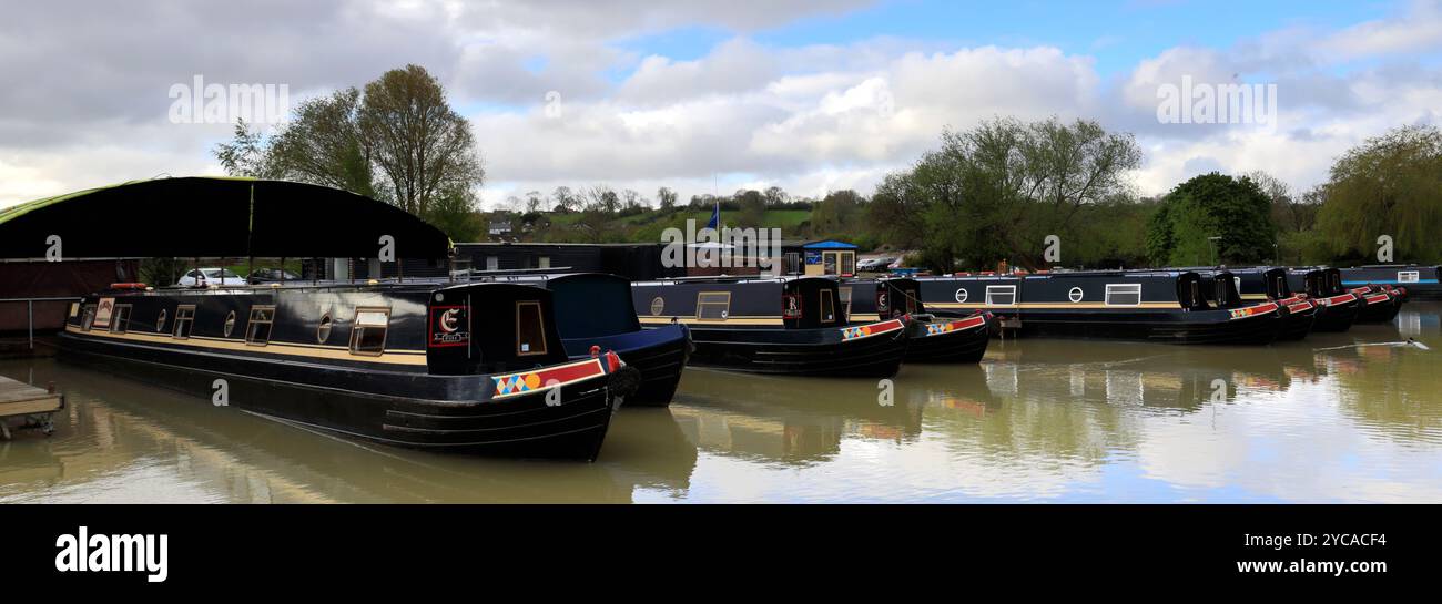 Imbarcazioni per narrowboats presso Napton Junction, Napton Marina, Stockton, Southam, Warwickshire, Inghilterra Foto Stock