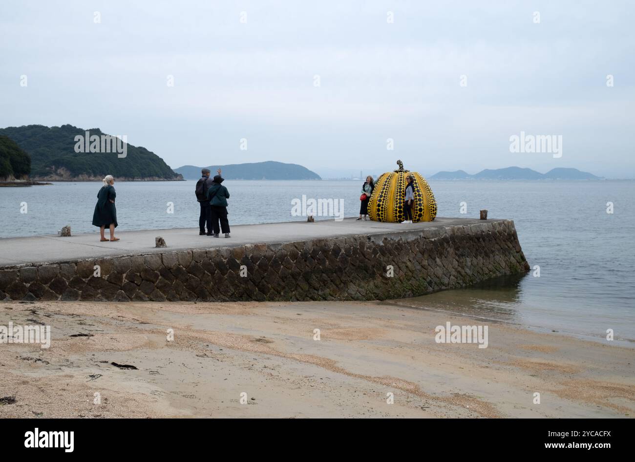 Yayoi Kusamas Pumpkin Sculpture sull'isola di Naoshima in Giappone Foto Stock