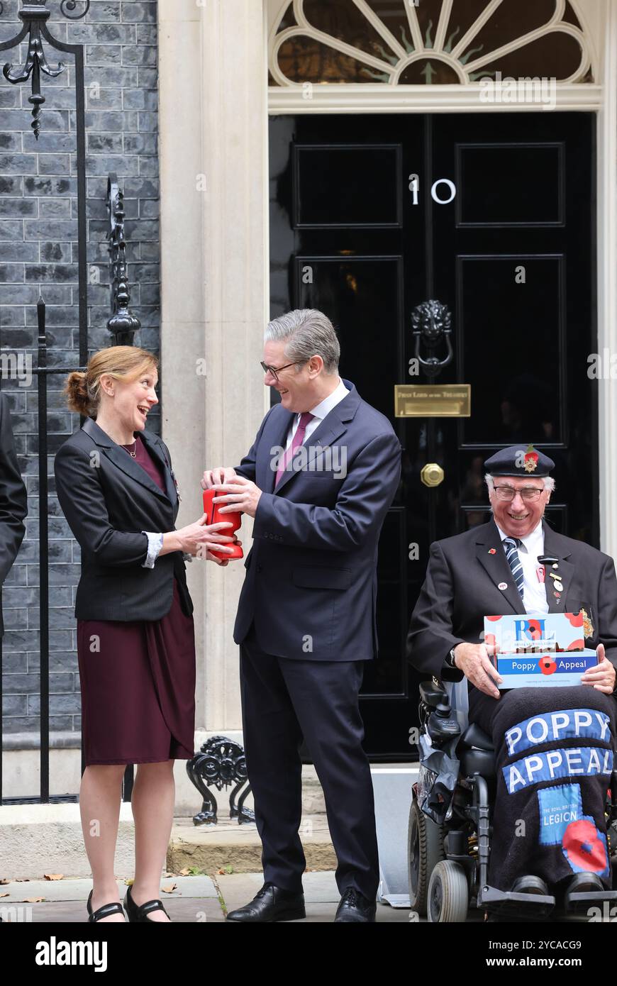 Londra, Regno Unito, 22 ottobre 2024. In vista del lancio ufficiale di giovedì 24 ottobre del Poppy Appeal della Legione Britannica, collezionisti e veterani hanno visitato il numero 10 di Downing Street in modo che il primo Ministro Keir Starmer, seguito dai membri del Gabinetto, potesse fare una donazione e comprare un papavero. Credito : Monica Wells/Alamy Live News Foto Stock