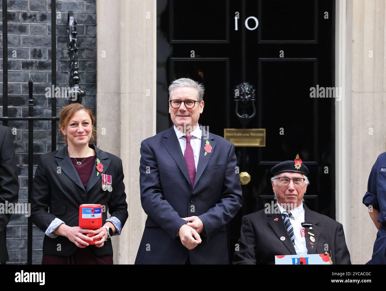 Londra, Regno Unito, 22 ottobre 2024. In vista del lancio ufficiale di giovedì 24 ottobre del Poppy Appeal della Legione Britannica, collezionisti e veterani hanno visitato il numero 10 di Downing Street in modo che il primo Ministro Keir Starmer, seguito dai membri del Gabinetto, potesse fare una donazione e comprare un papavero. Credito : Monica Wells/Alamy Live News Foto Stock