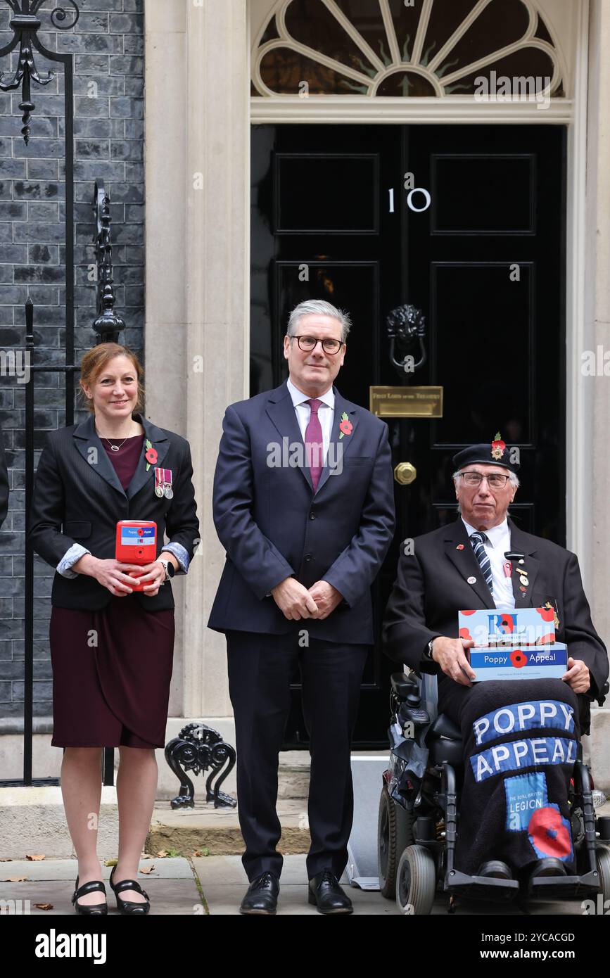 Londra, Regno Unito, 22 ottobre 2024. In vista del lancio ufficiale di giovedì 24 ottobre del Poppy Appeal della Legione Britannica, collezionisti e veterani hanno visitato il numero 10 di Downing Street in modo che il primo Ministro Keir Starmer, seguito dai membri del Gabinetto, potesse fare una donazione e comprare un papavero. Credito : Monica Wells/Alamy Live News Foto Stock