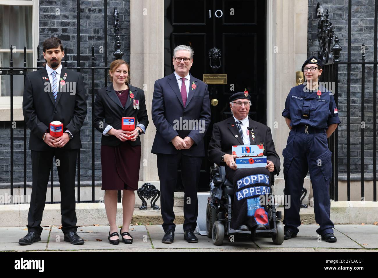 Londra, Regno Unito, 22 ottobre 2024. In vista del lancio ufficiale di giovedì 24 ottobre del Poppy Appeal della Legione Britannica, collezionisti e veterani hanno visitato il numero 10 di Downing Street in modo che il primo Ministro Keir Starmer, seguito dai membri del Gabinetto, potesse fare una donazione e comprare un papavero. Credito : Monica Wells/Alamy Live News Foto Stock