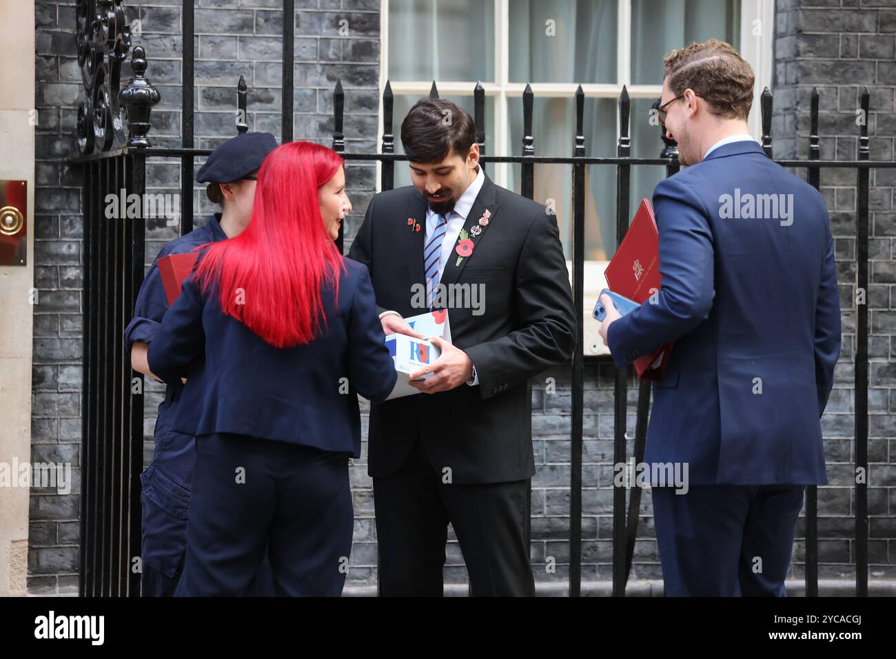 Londra, Regno Unito, 22 ottobre 2024. In vista del lancio ufficiale di giovedì 24 ottobre del Poppy Appeal della Legione Britannica, collezionisti e veterani hanno visitato il numero 10 di Downing Street in modo che il primo Ministro Keir Starmer, seguito dai membri del Gabinetto, potesse fare una donazione e comprare un papavero. Credito : Monica Wells/Alamy Live News Foto Stock