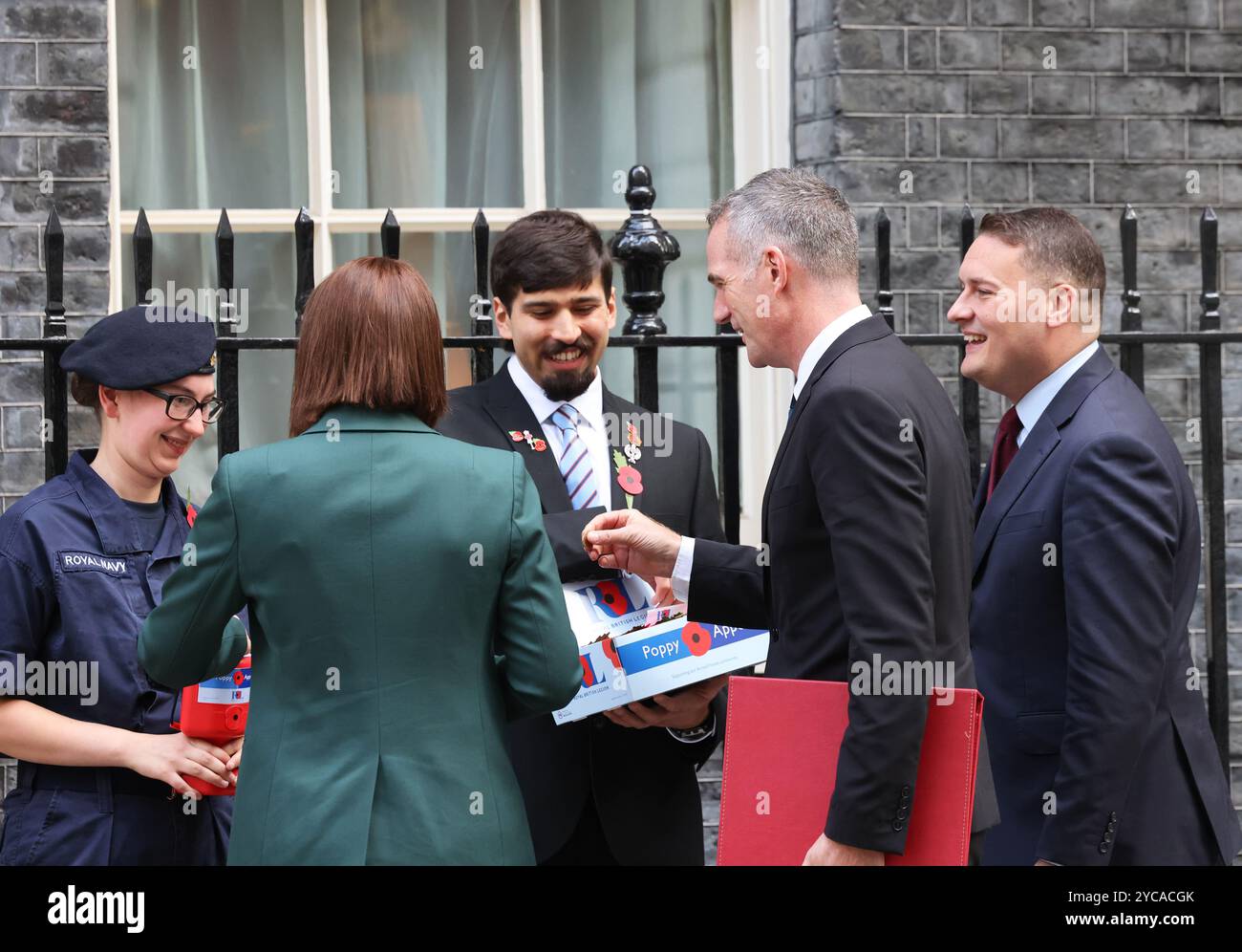 Londra, Regno Unito, 22 ottobre 2024. In vista del lancio ufficiale di giovedì 24 ottobre del Poppy Appeal della Legione Britannica, collezionisti e veterani hanno visitato il numero 10 di Downing Street in modo che il primo Ministro Keir Starmer, seguito dai membri del Gabinetto, potesse fare una donazione e comprare un papavero. Credito : Monica Wells/Alamy Live News Foto Stock