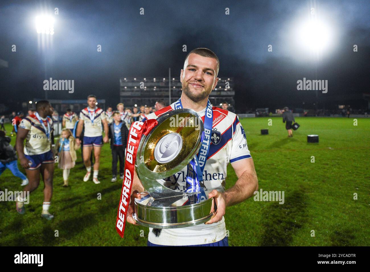 Wakefield, Inghilterra - 19 ottobre 2024 - Max Jowitt di Wakefield Trinity con il trofeo della Grand Final del Campionato. Rugby League, Betfred Championship Grand Final, , Wakefield Trinity vs Toulouse Olympique at DIY Kitchens Stadium, Wakefield, UK Dean Williams Foto Stock