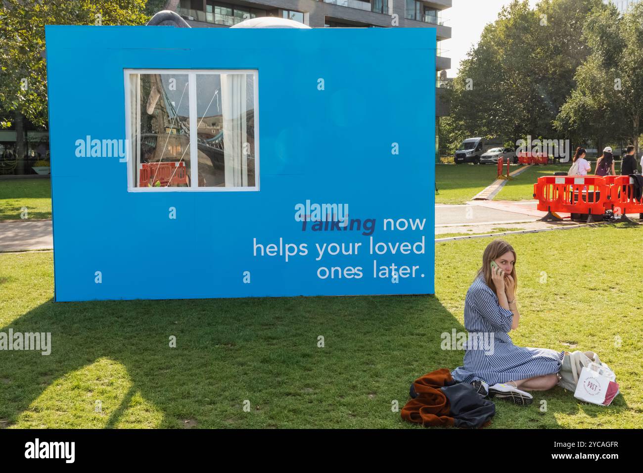 Inghilterra, Londra, Southwark, Potters Field Park, donna che parla su smartphone Foto Stock