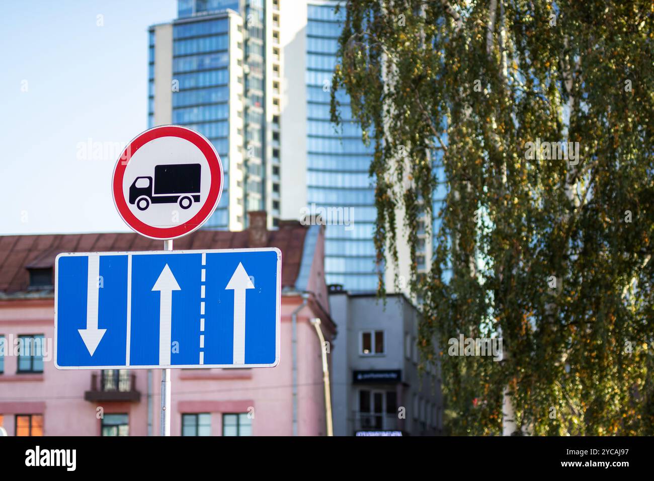 Un cartello rosso e bianco luminoso con sopra un'illustrazione di un veicolo industriale, che indica informazioni specifiche relative ai veicoli Foto Stock