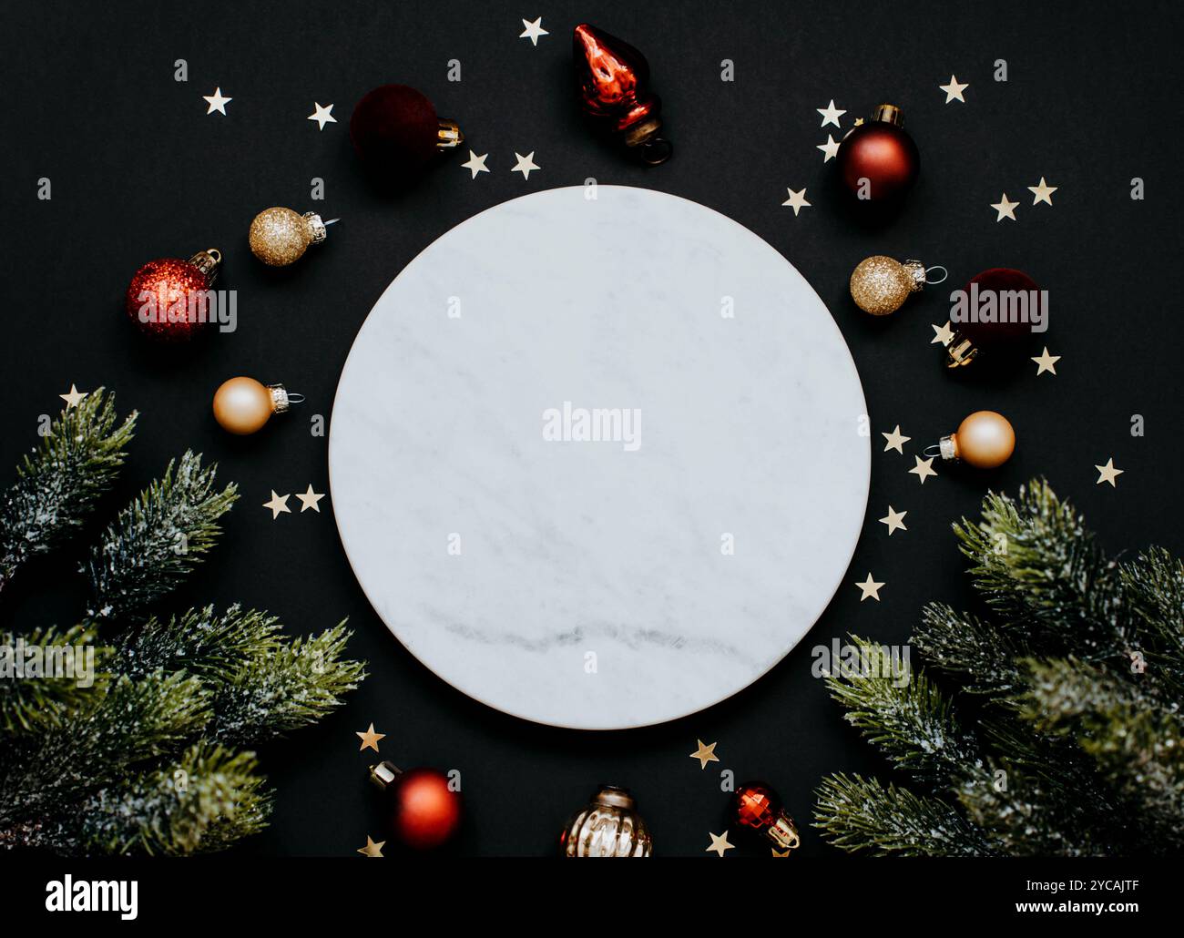 Prodotto cosmetico a podio in marmo bianco, rametto natalizio e decorazione rossa. Scena di presentazione del prodotto per prodotti cosmetici o di bellezza naturale Foto Stock