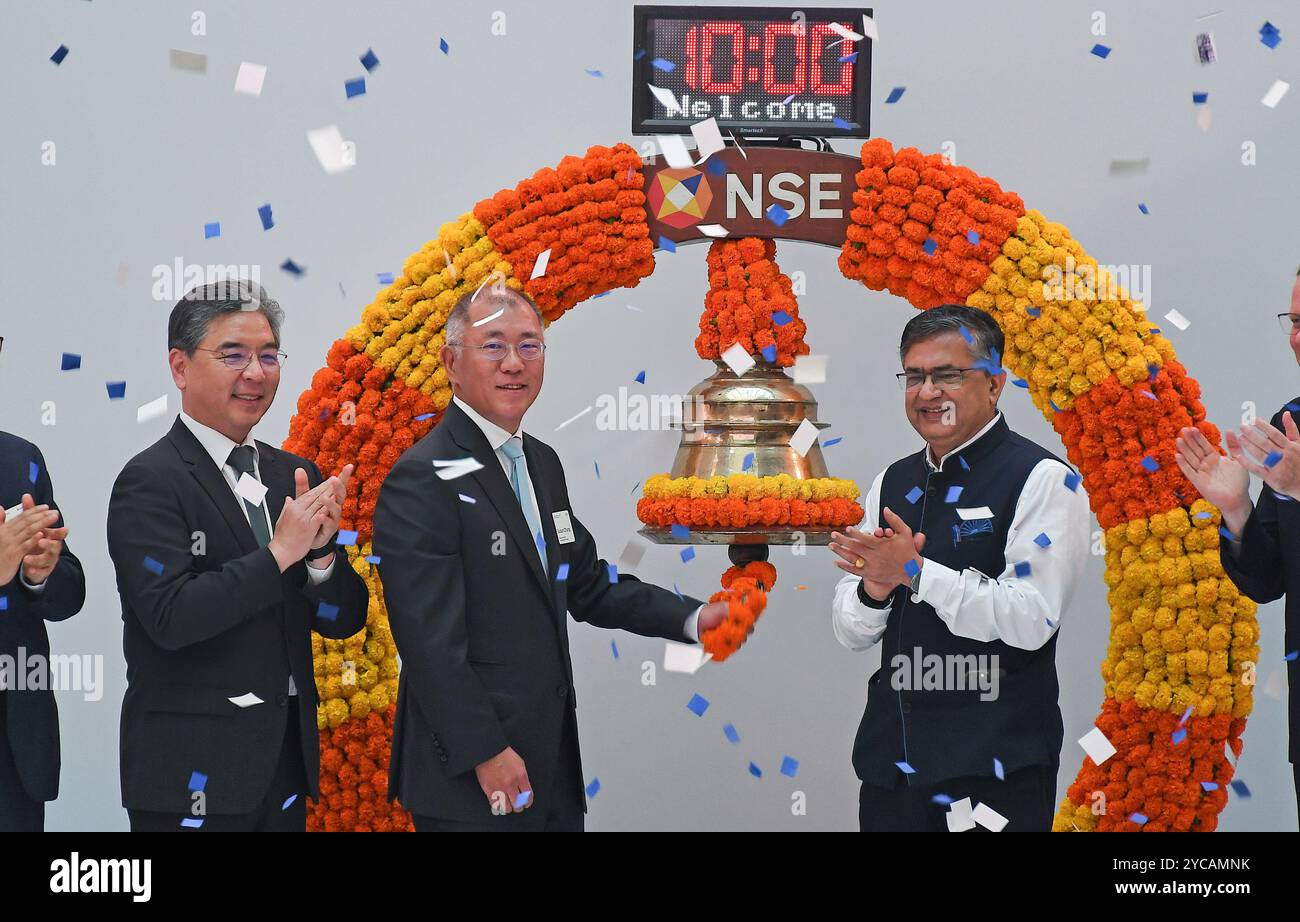 (L-R) Euisun Chung, presidente esecutivo e amministratore delegato (CEO) di Hyundai Motor Group suona il campanello come Ashishkumar Chauhan, amministratore delegato (MD) e amministratore delegato (CEO) della National Stock Exchange (NSE) batte durante la cerimonia di quotazione di Hyundai Motor India alla National Stock Exchange (NSE) di Mumbai. (Foto di Ashish Vaishnav / SOPA Images/Sipa USA) Foto Stock