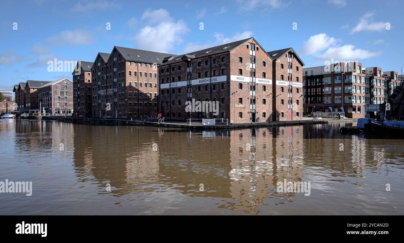 Gloucester Docks, Gloucestershire. Un tempo le banchine di lavoro ora sono utilizzate per una combinazione di alloggi per uffici, negozi, tempo libero e nautica Foto Stock