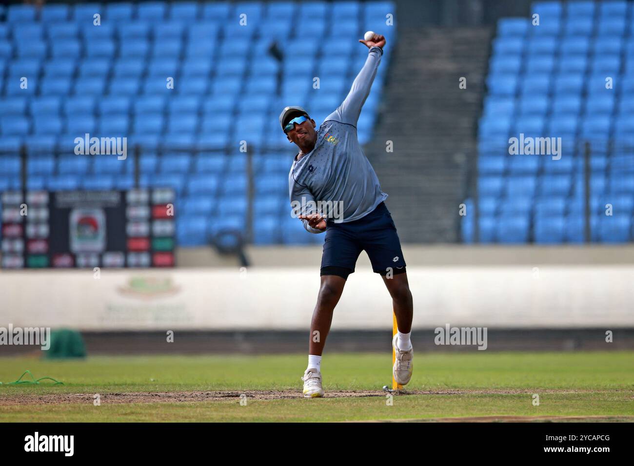 La squadra sudafricana partecipa alle sessioni di allenamento presso lo Sher-e-Bangla National Cricket Stadium (SBNCS) di Mirpur, Dacca, Bangladesh, 20 ottobre 2024. Come Th Foto Stock