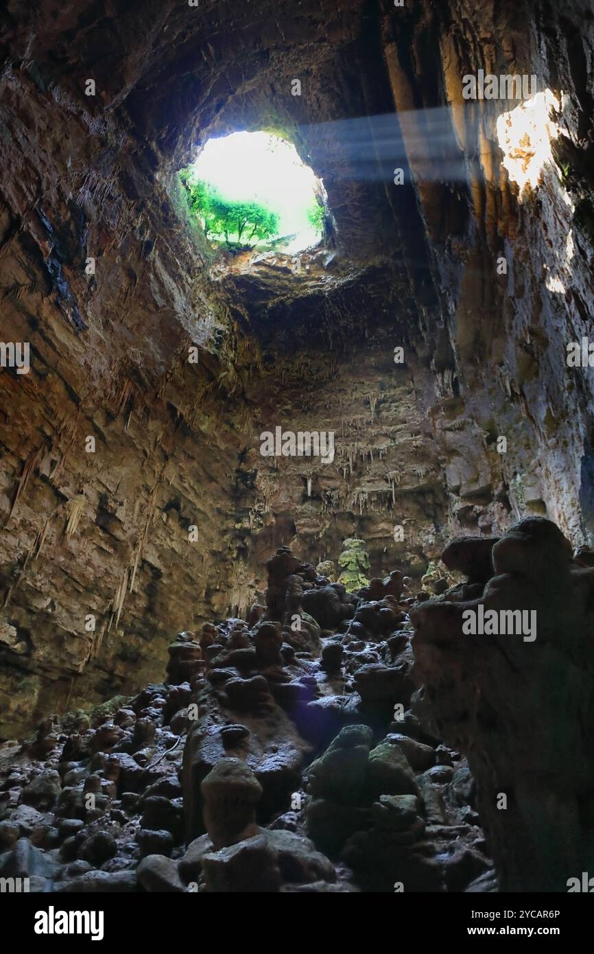 Grotte di Castellana (Grotte di Castellana) con lame di luce. Puglia (Puglia), Italia Foto Stock